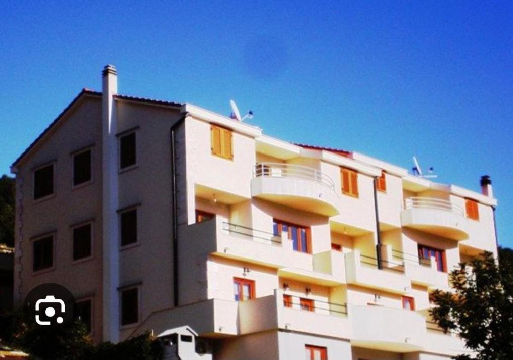 Apartments Belic With Pool Jelsa  Εξωτερικό φωτογραφία