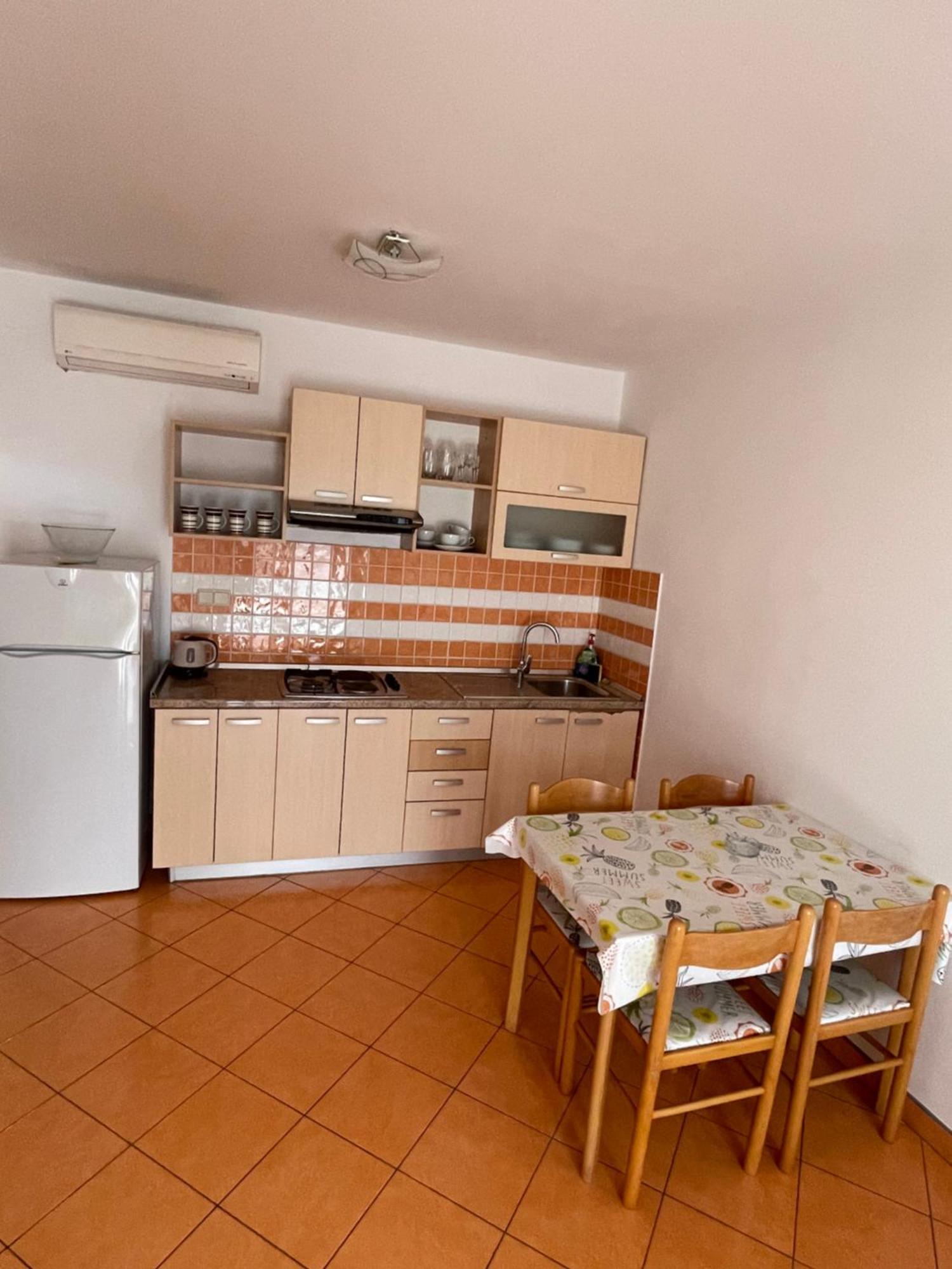 Apartments Belic With Pool Jelsa  Εξωτερικό φωτογραφία